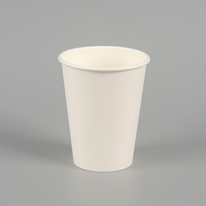 Tasse en papier à bois chaud à un mur à un mur à l'environnement